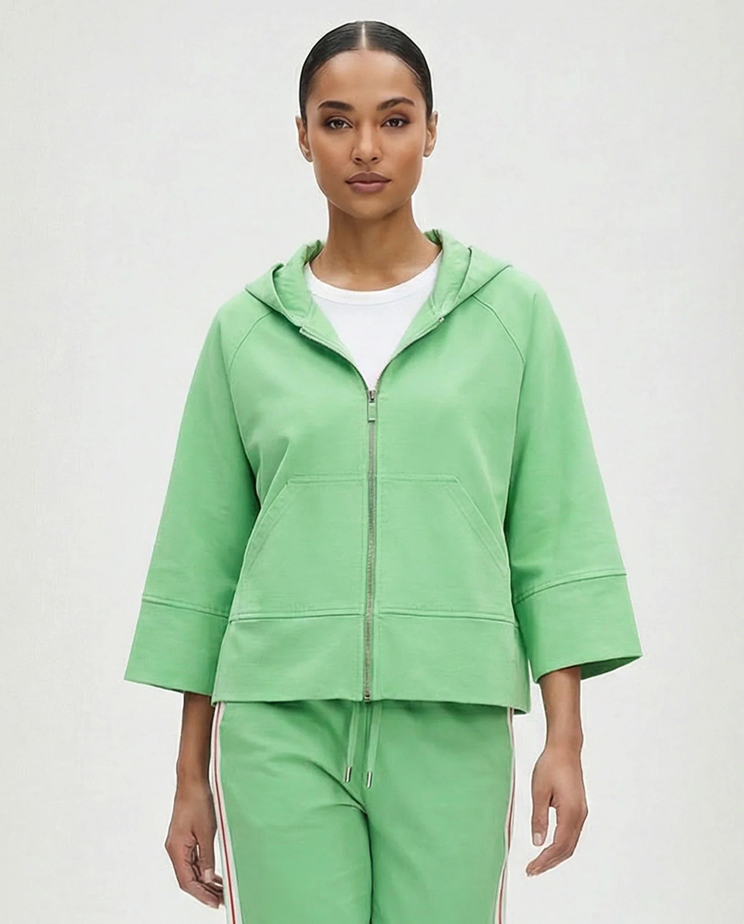 Frau trägt Sweatjacke fresh green Frontansicht #farbe_fresh green