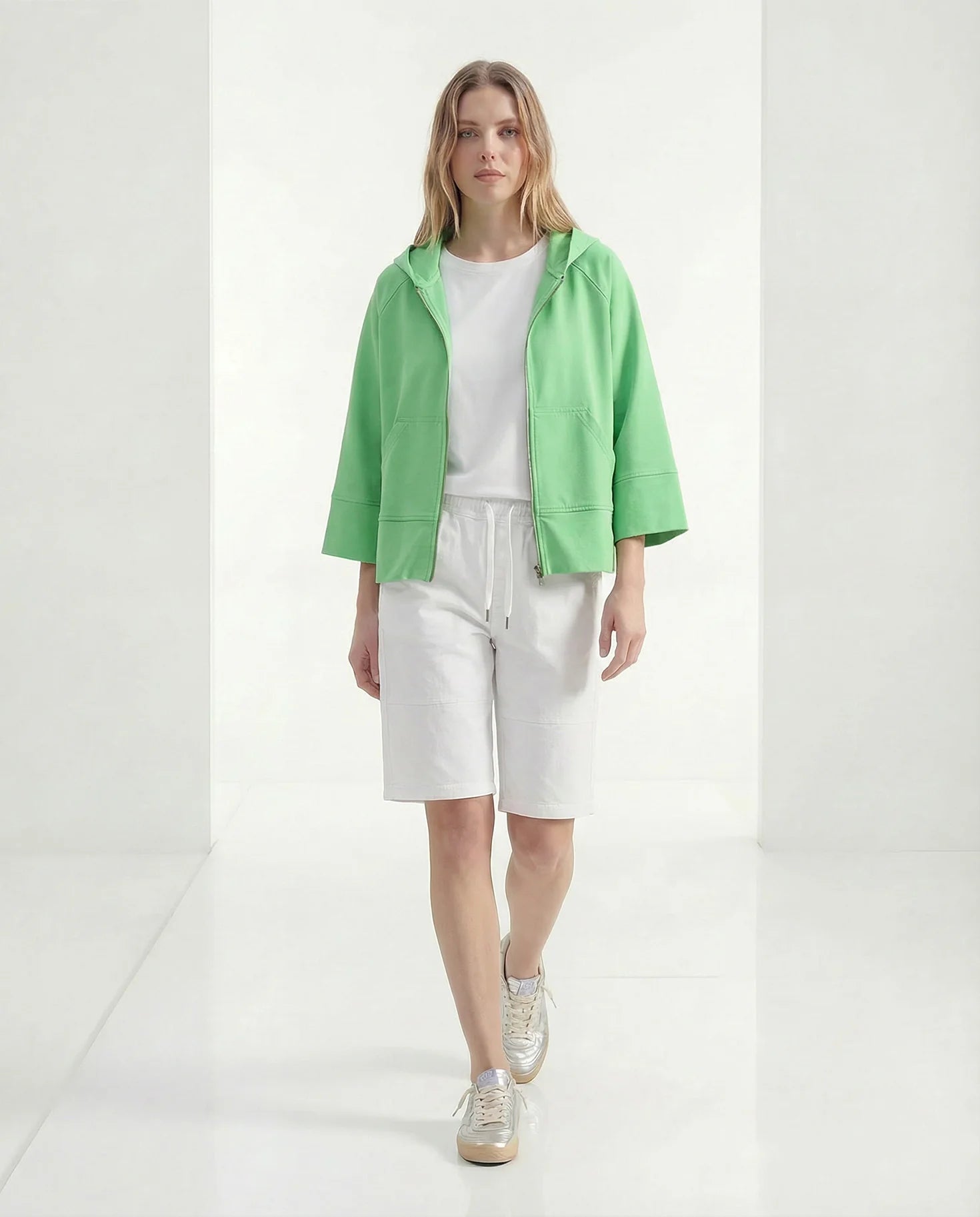 Frau trägt Sweatjacke fresh green Frontansicht #farbe_fresh green