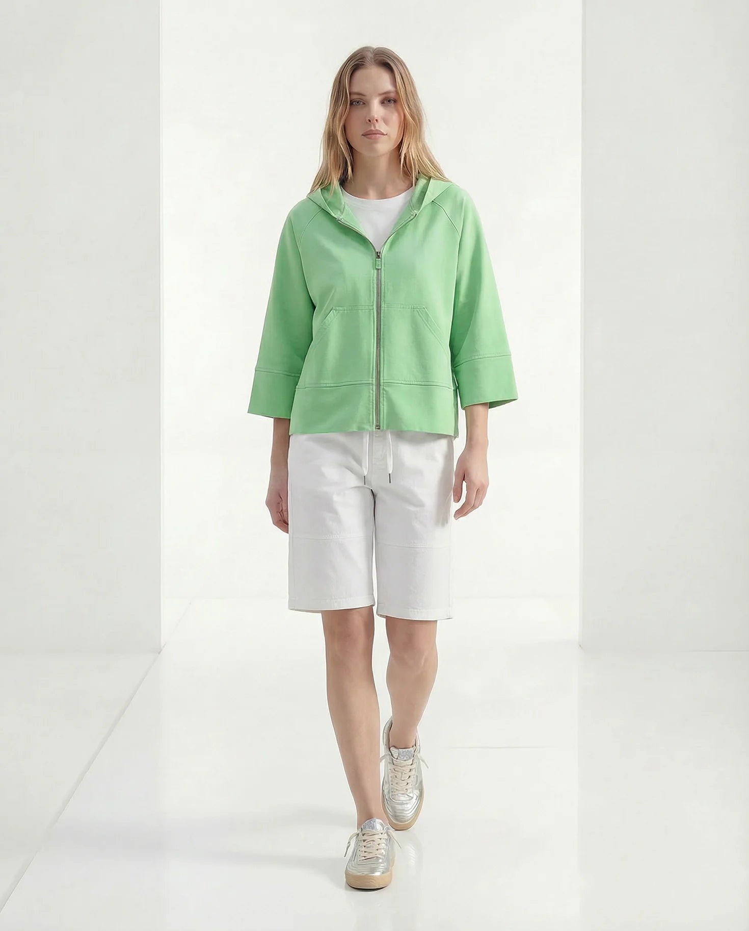 Frau trägt Sweatjacke fresh green Frontansicht #farbe_fresh green