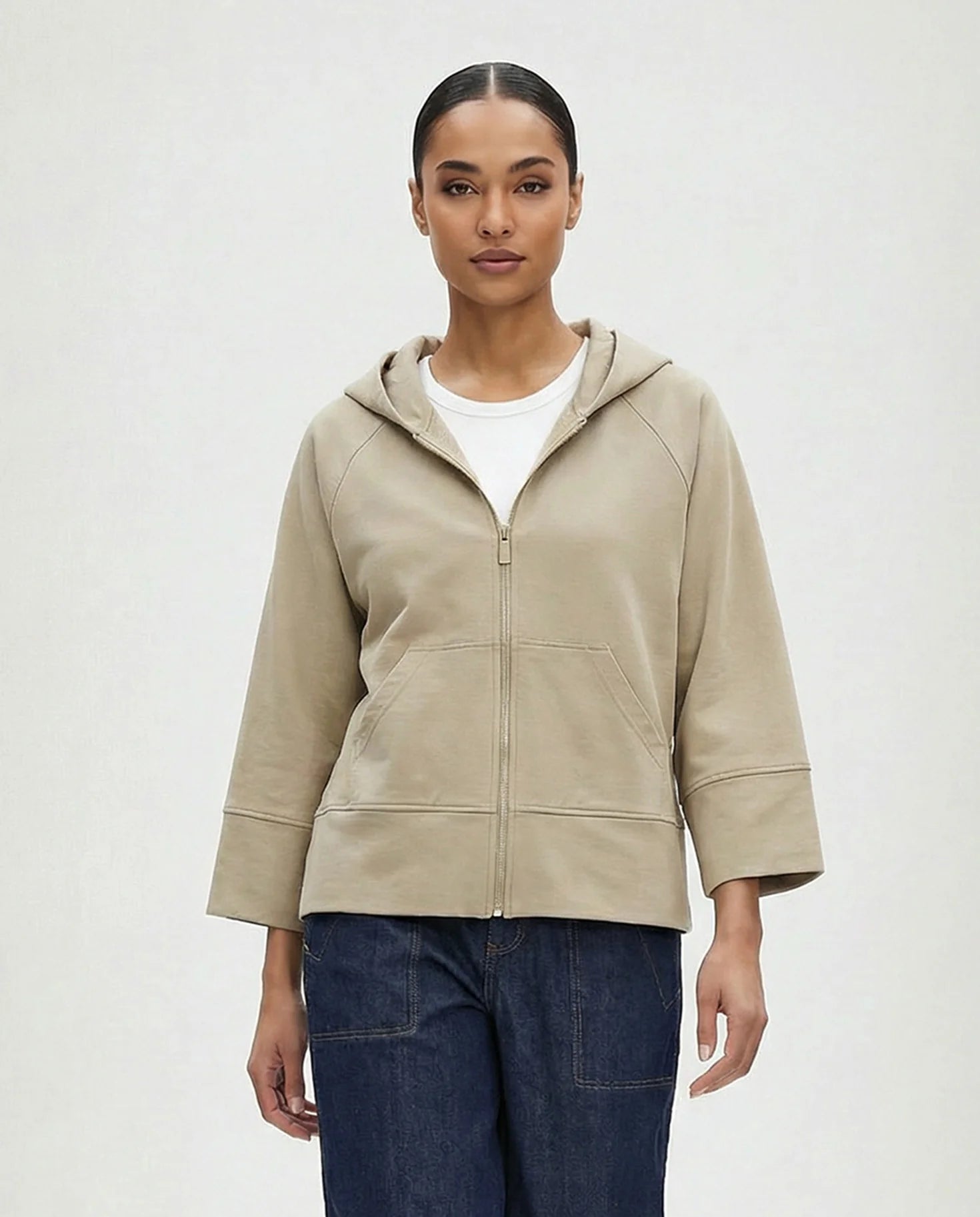Frau trägt Sweatjacke beige Frontansicht #farbe_fossil