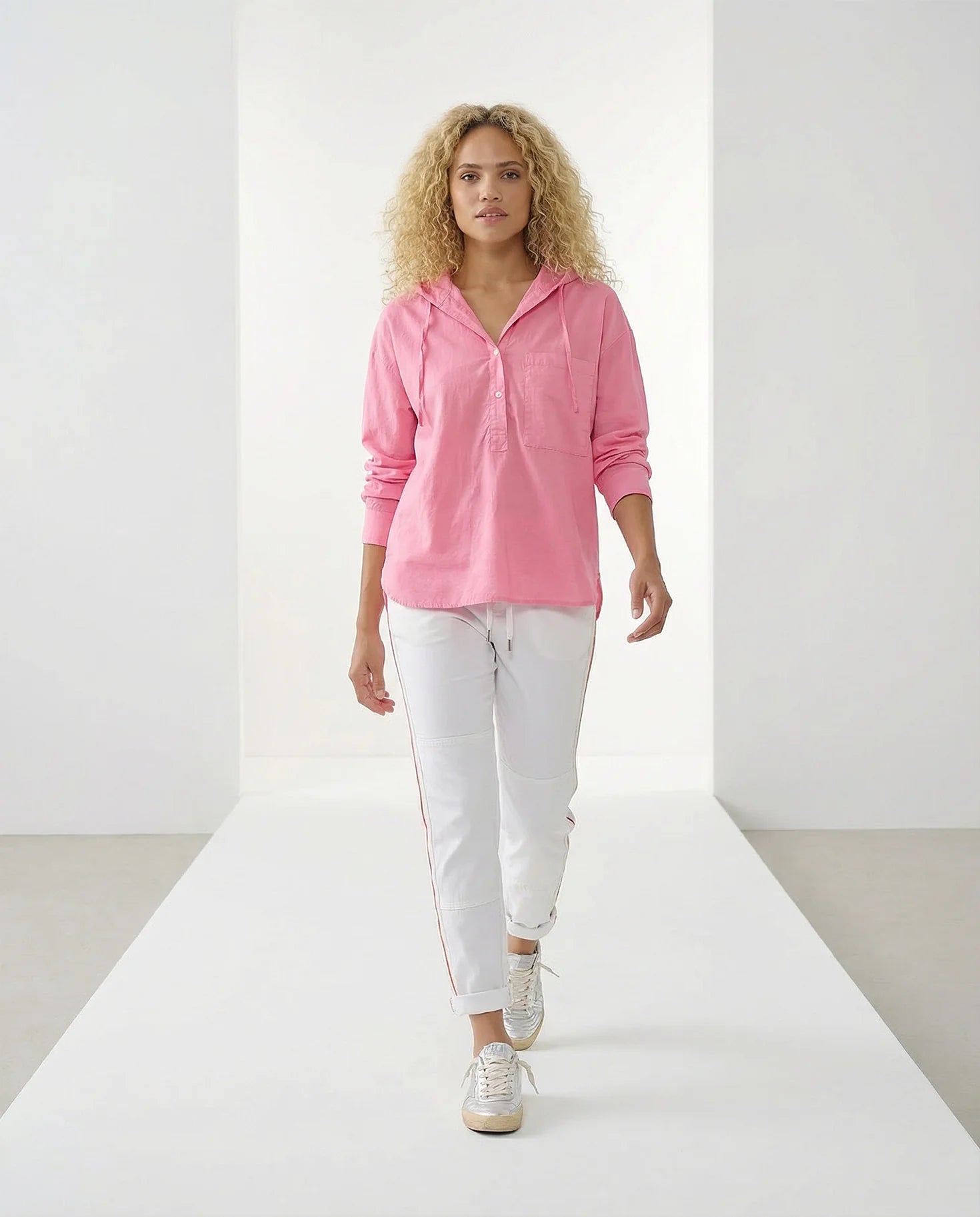 Frau trägt Hose weiß Frontansicht #farbe_white stripe