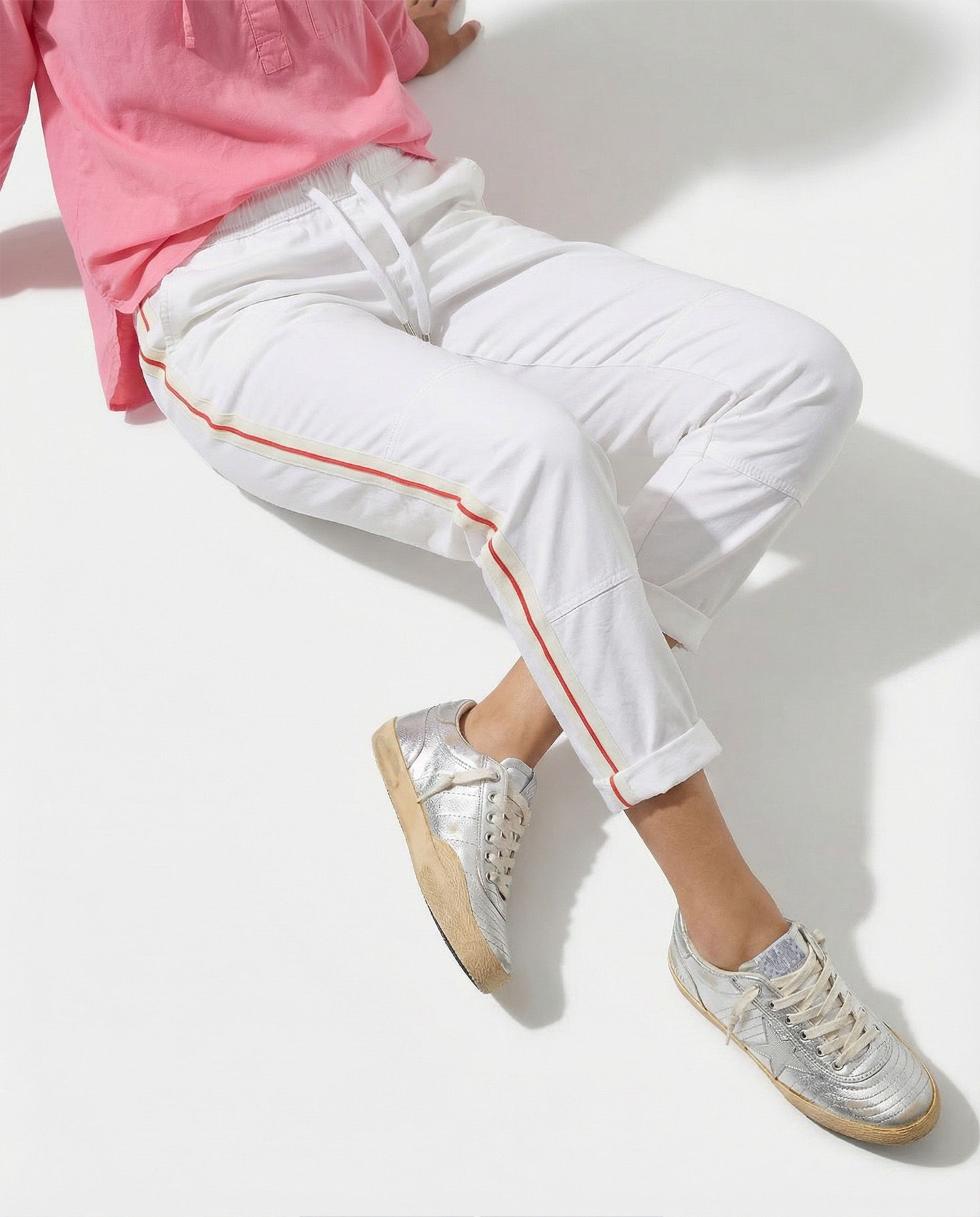 Frau trägt Hose weiß Frontansicht #farbe_white stripe
