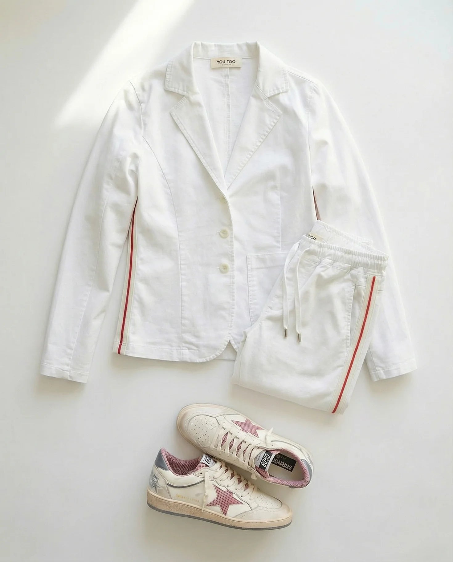 Produktbild Blazer weiß Frontansicht und passende Hose gefaltet #farbe_white stripe