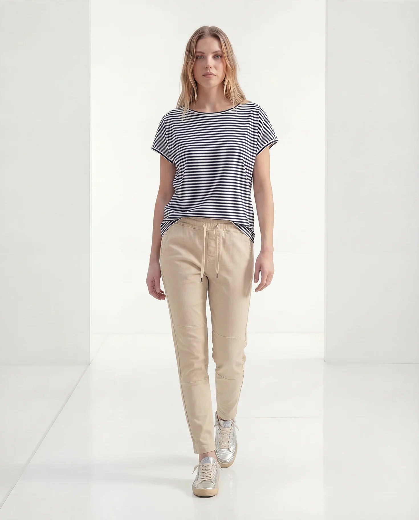 Frau trägt Hose beige Frontansicht #farbe_fossil