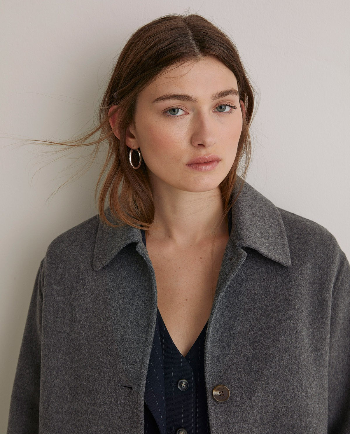 Langer, handgefertigter Mantel aus Wollmischgewebe