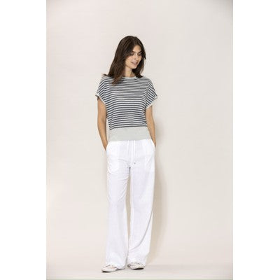 Laila Leinen Shirt in Grau Blau Gestreift, Frontansicht am Model, kombiniert mit weißer Leinenhose und weißen Sneakers #farbe_grau blau gestreift