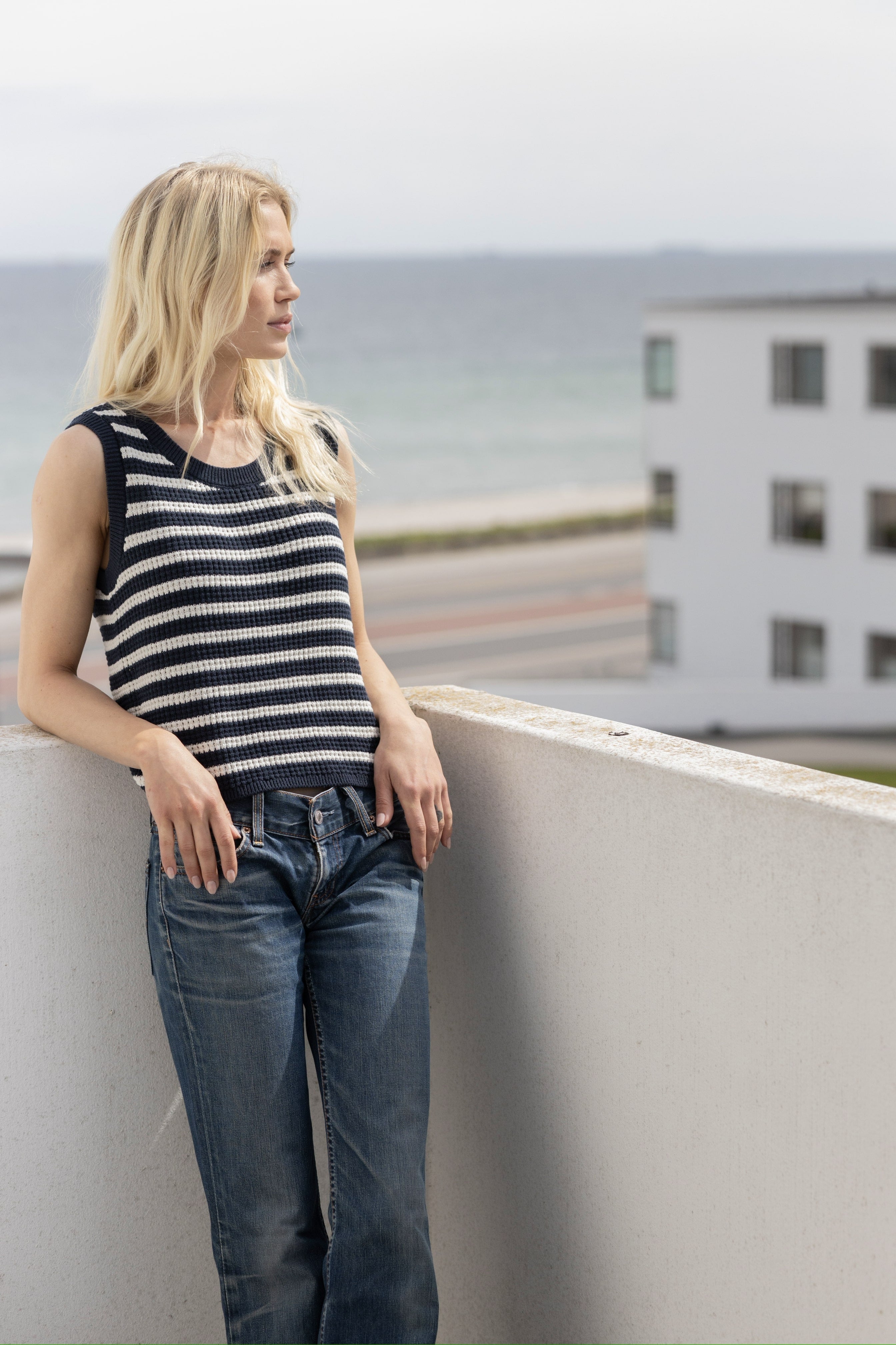 Frau trägt gestreiftes Stricktop Frontansicht #farbe_blau creme gestreift