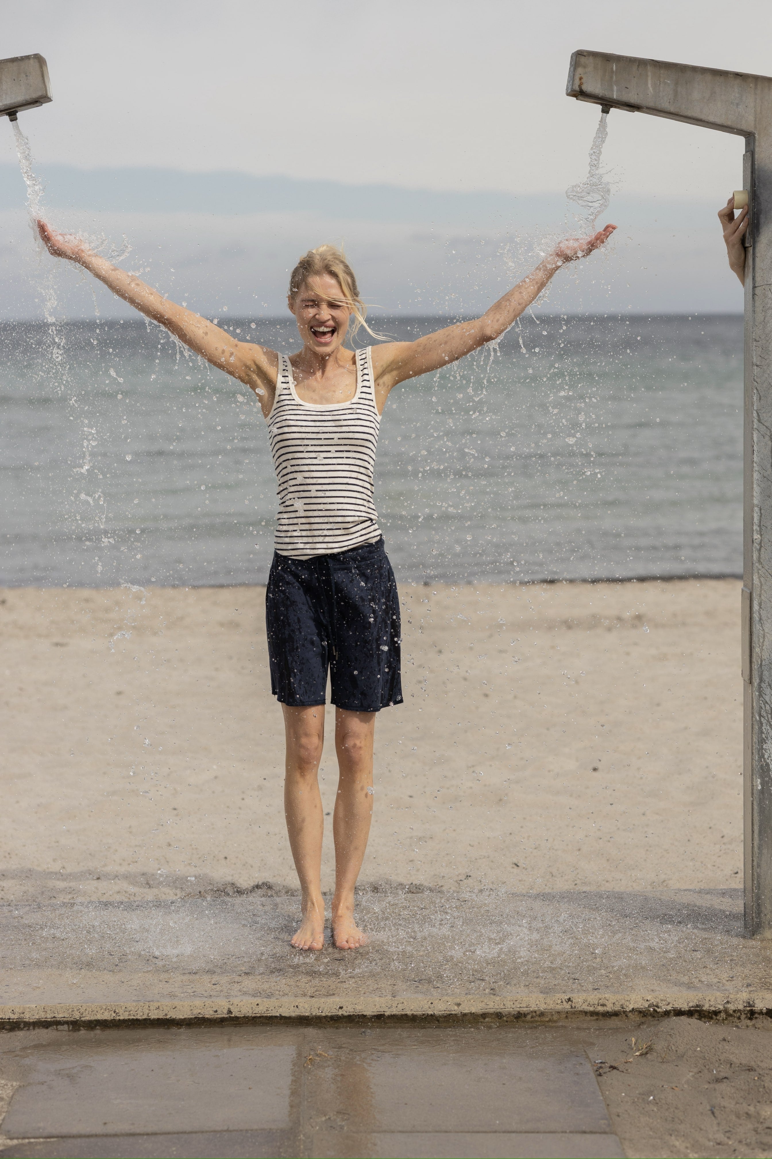 Frau trägt gestreiftes Top Frontansicht #farbe_ecru/navy