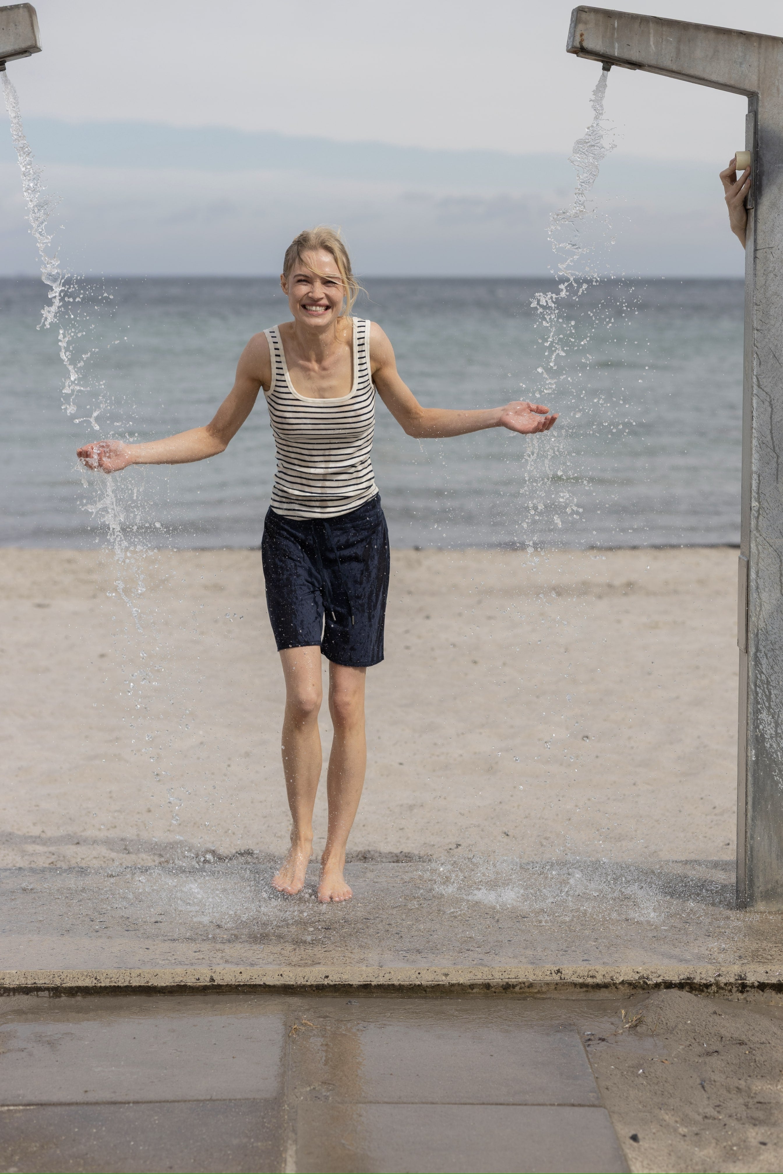 Frau trägt gestreiftes Top Frontansicht #farbe_ecru/navy