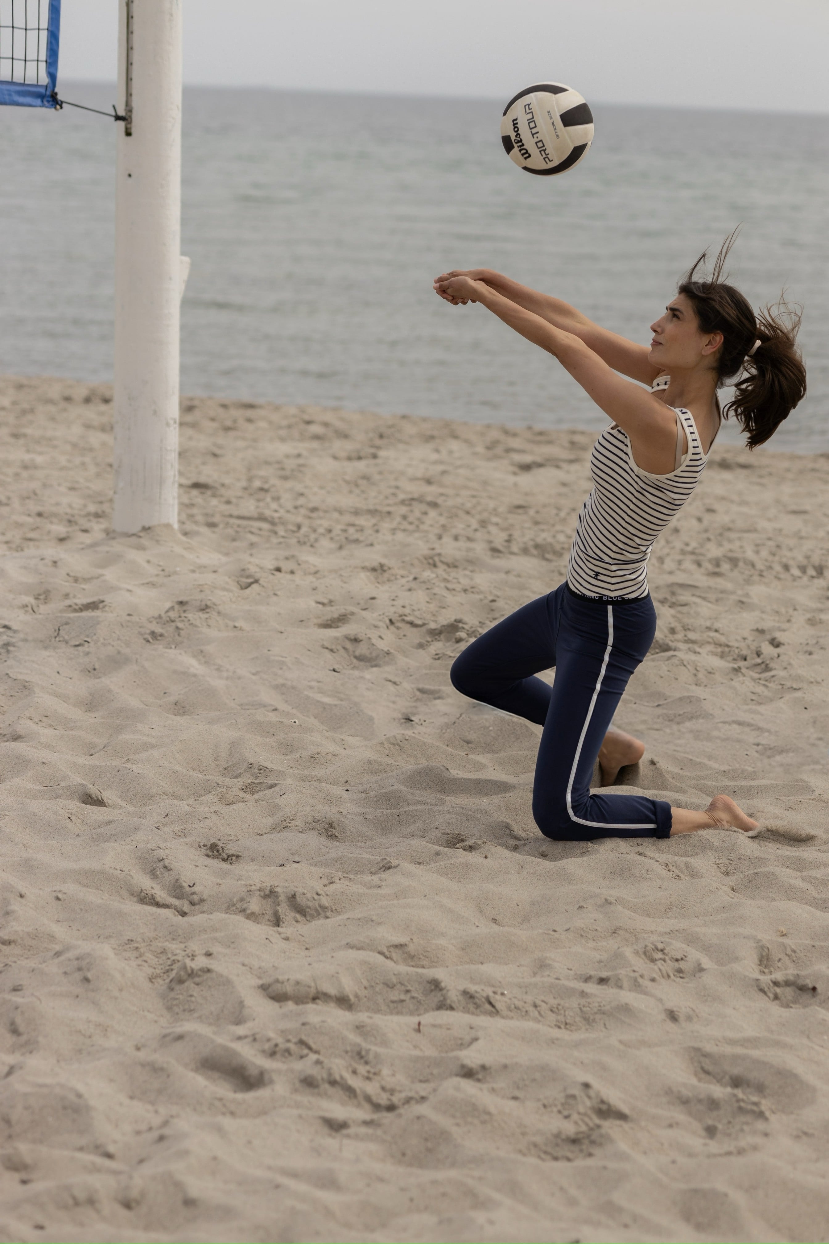 Frau trägt gestreiftes Top Seitenansicht #farbe_ecru/navy