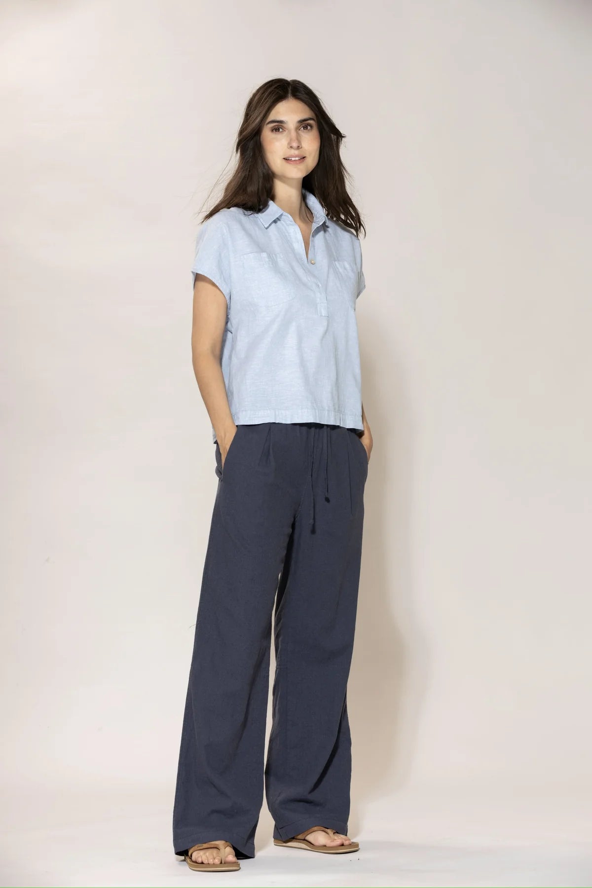 Luca Leinen Hose in Dusty Navy, Frontansicht mit Gummibund kombiniert mit hellblauer Bluse #farbe_ dusty navy