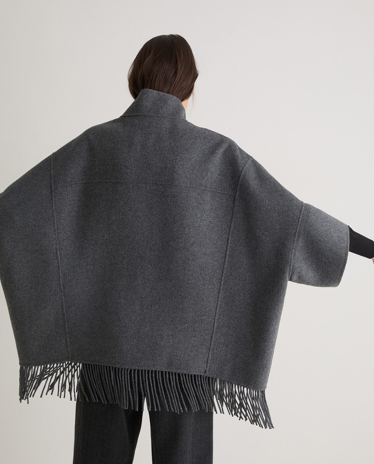 Cape aus Wollmix in Grau – Rückansicht #farbe_grau