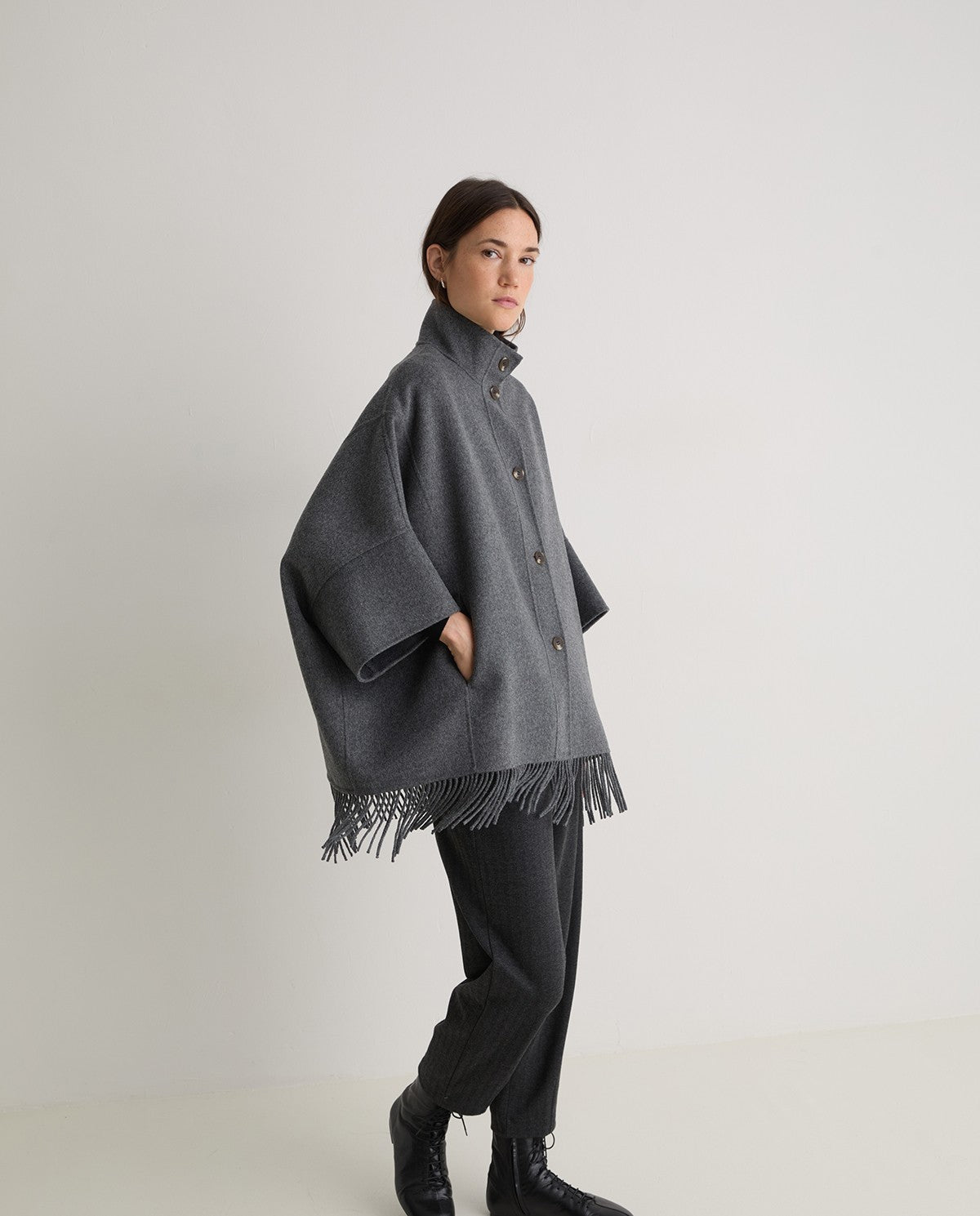 Cape aus Wollmix in Grau – Seitenansicht myloook #farbe_grau