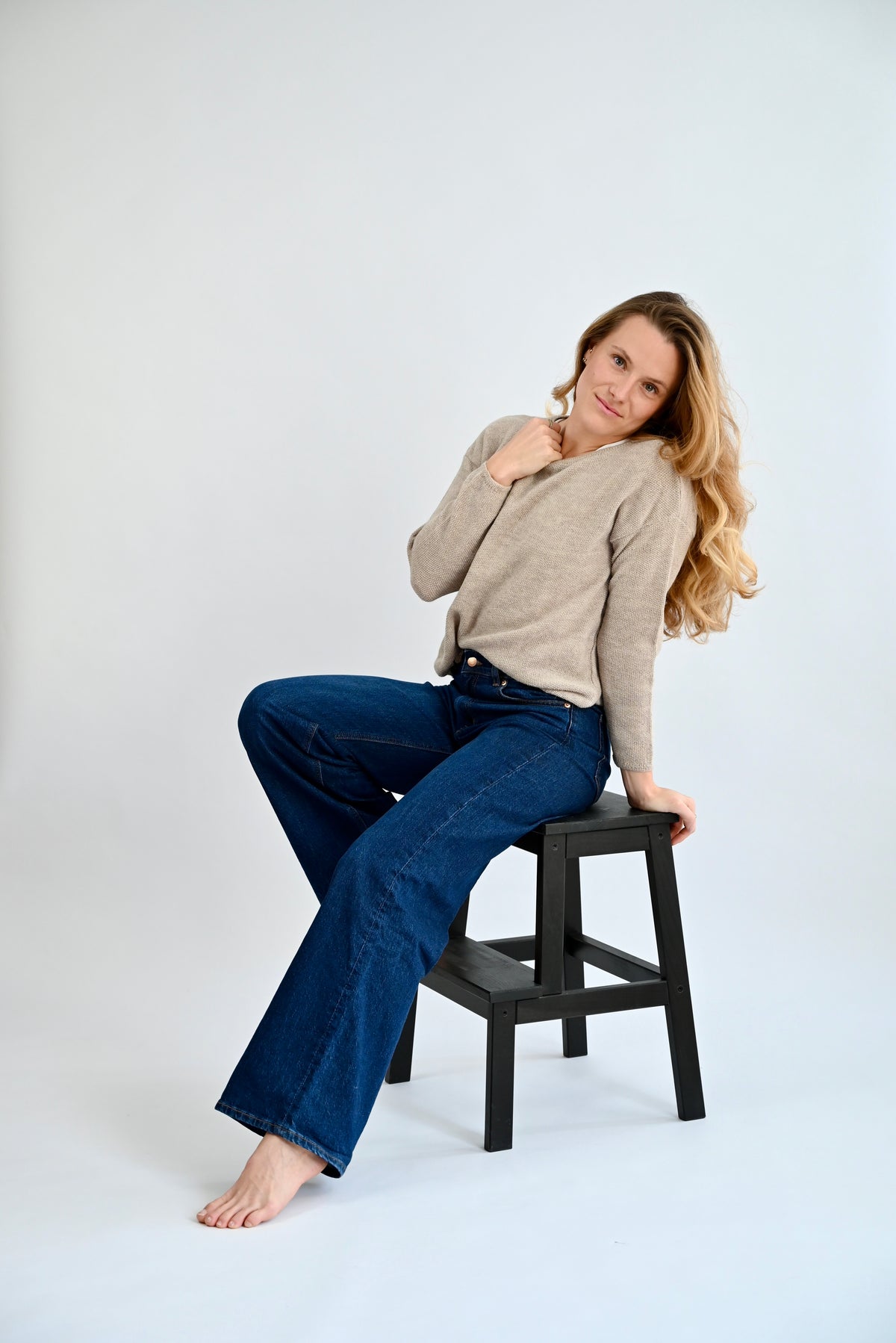 DANA Raglan Sweater in Light Grey, sitzende Seitenansicht am Model, Passform und Ärmellänge sichtbar