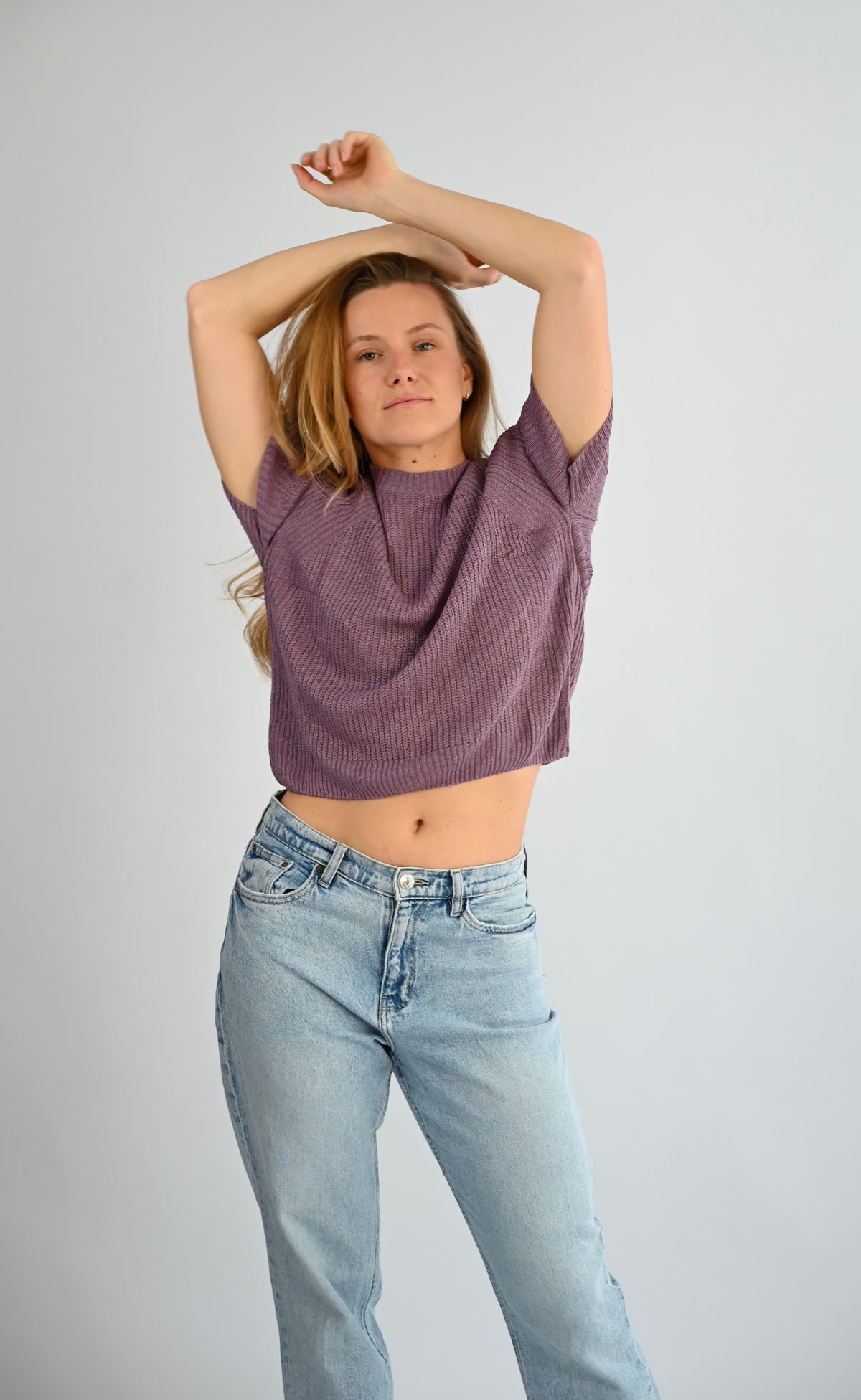 ELODIE Ribb Sweater in Lavendel, Frontansicht am Model, anliegender Rippenstrick mit Rundhalsausschnitt #farbe_lavendel