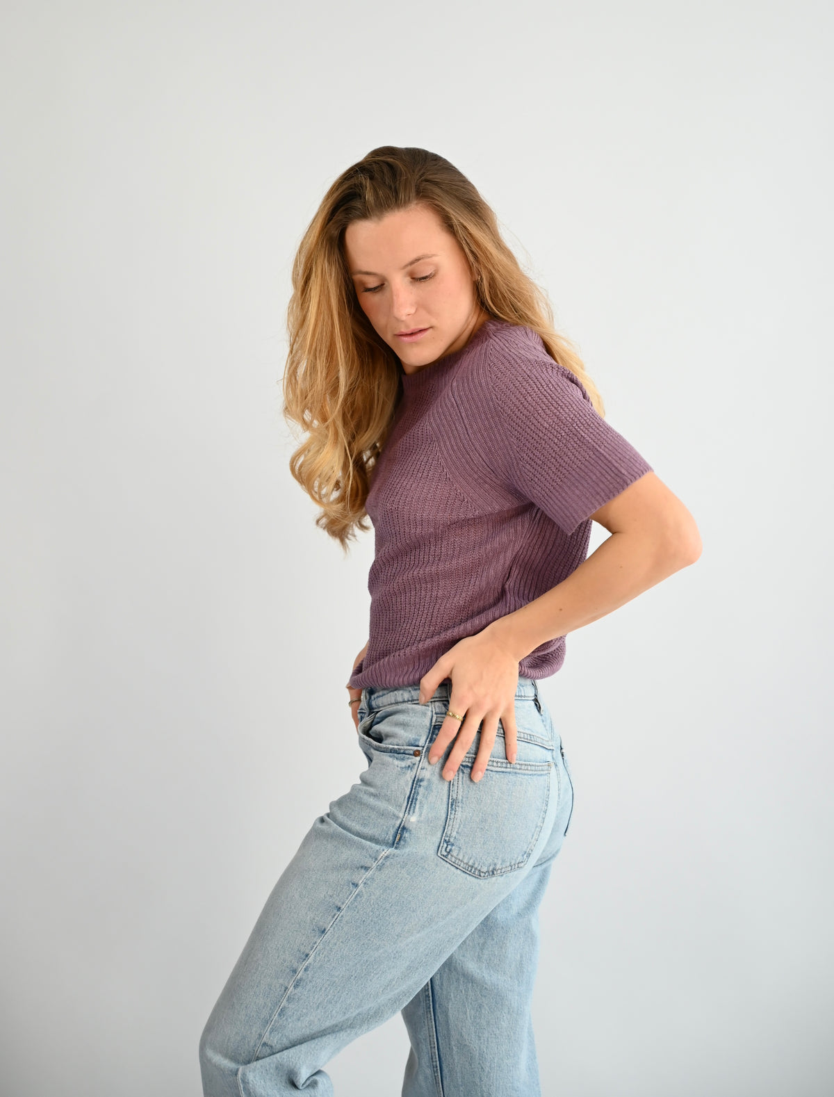 ELODIE Ribb Sweater in Lavendel, Seitenansicht am Model mit kurzem Arm und Rundhalsausschnitt #farbe_lavendel