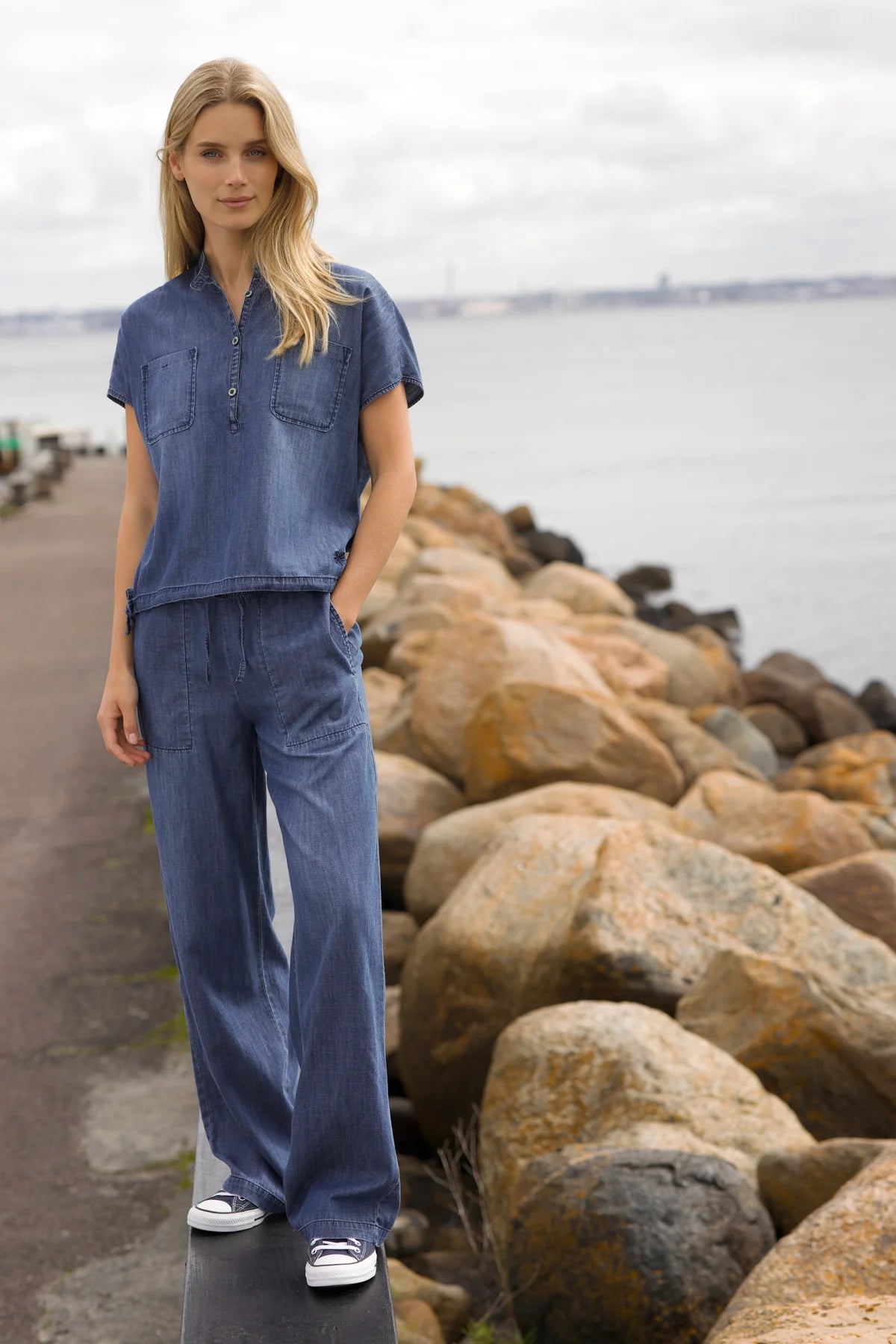 DUX Denim Shirt kombiniert mit weiter Denimhose – nachhaltiger Denim-Look Damen myloook