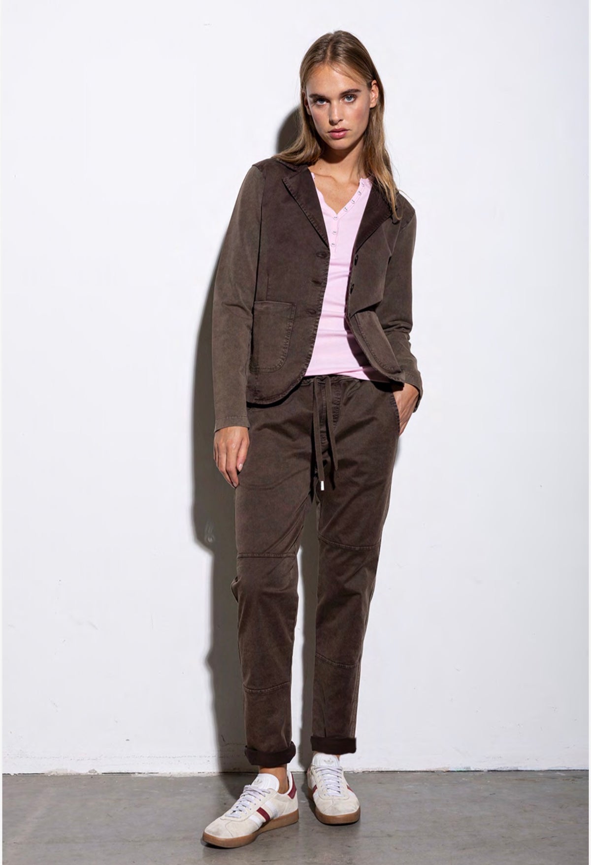 You Two Pant in espresso kombiniert mit passendem Blazer Frontansicht #farbe_espresso 