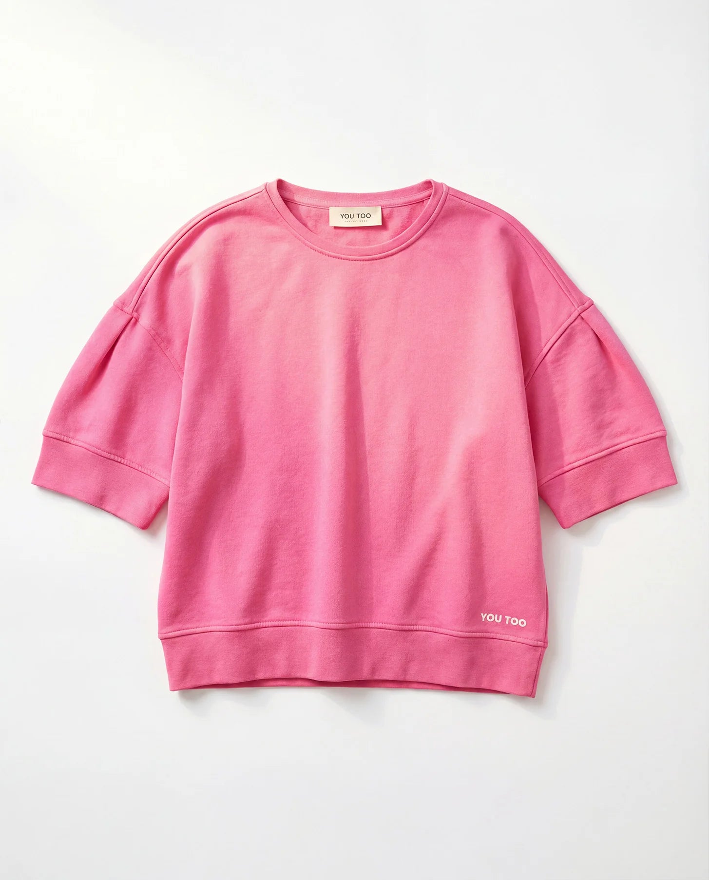 Lia Sweater YOU TOO in Pink, Frontansicht mit halblangen Raglanärmeln und Rippbündchen, cropped Schnitt #farbe_pink