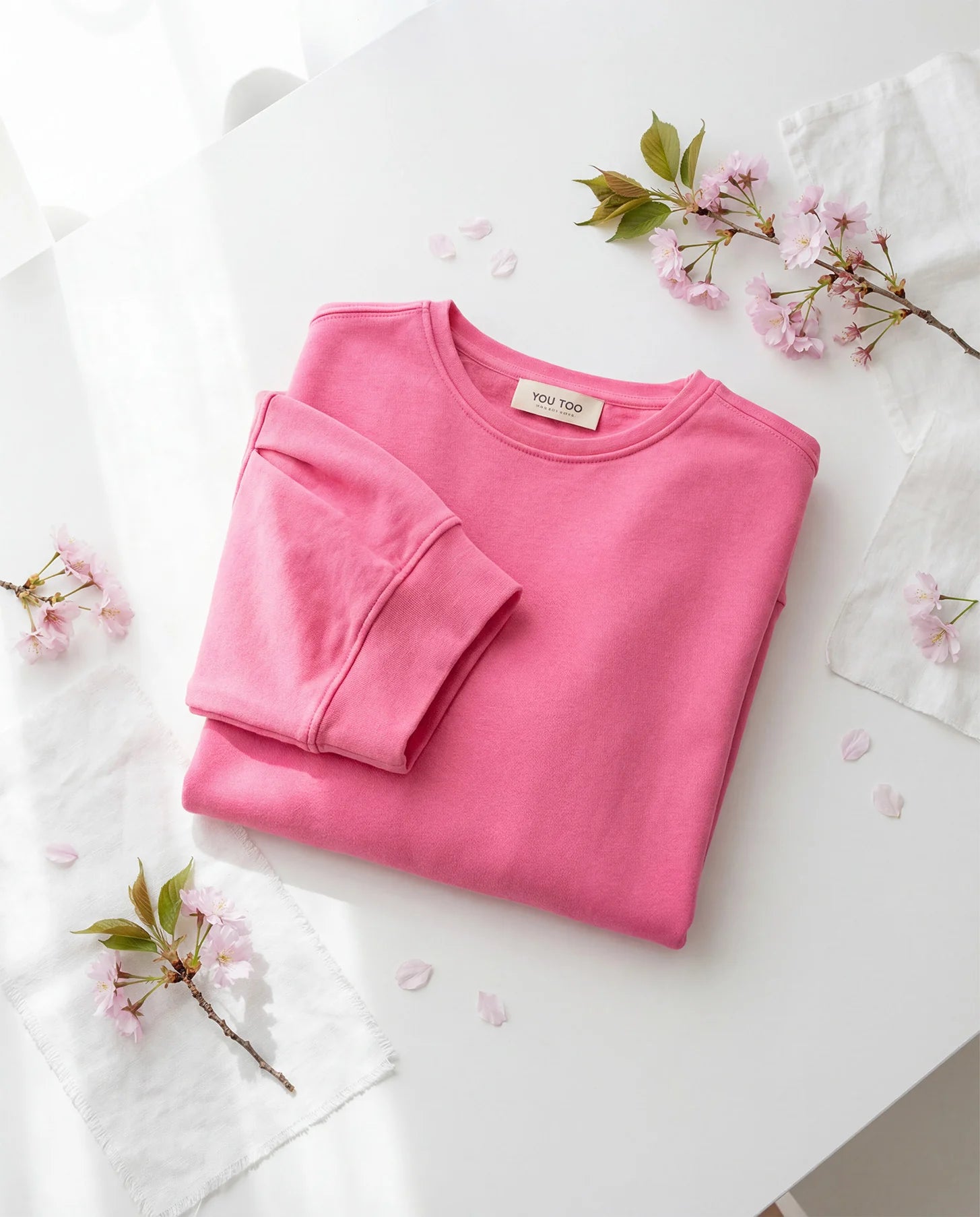 Lia Sweater YOU TOO in Pink, gefaltetes Produktfoto mit Kirschblüten Styling #farbe_pink