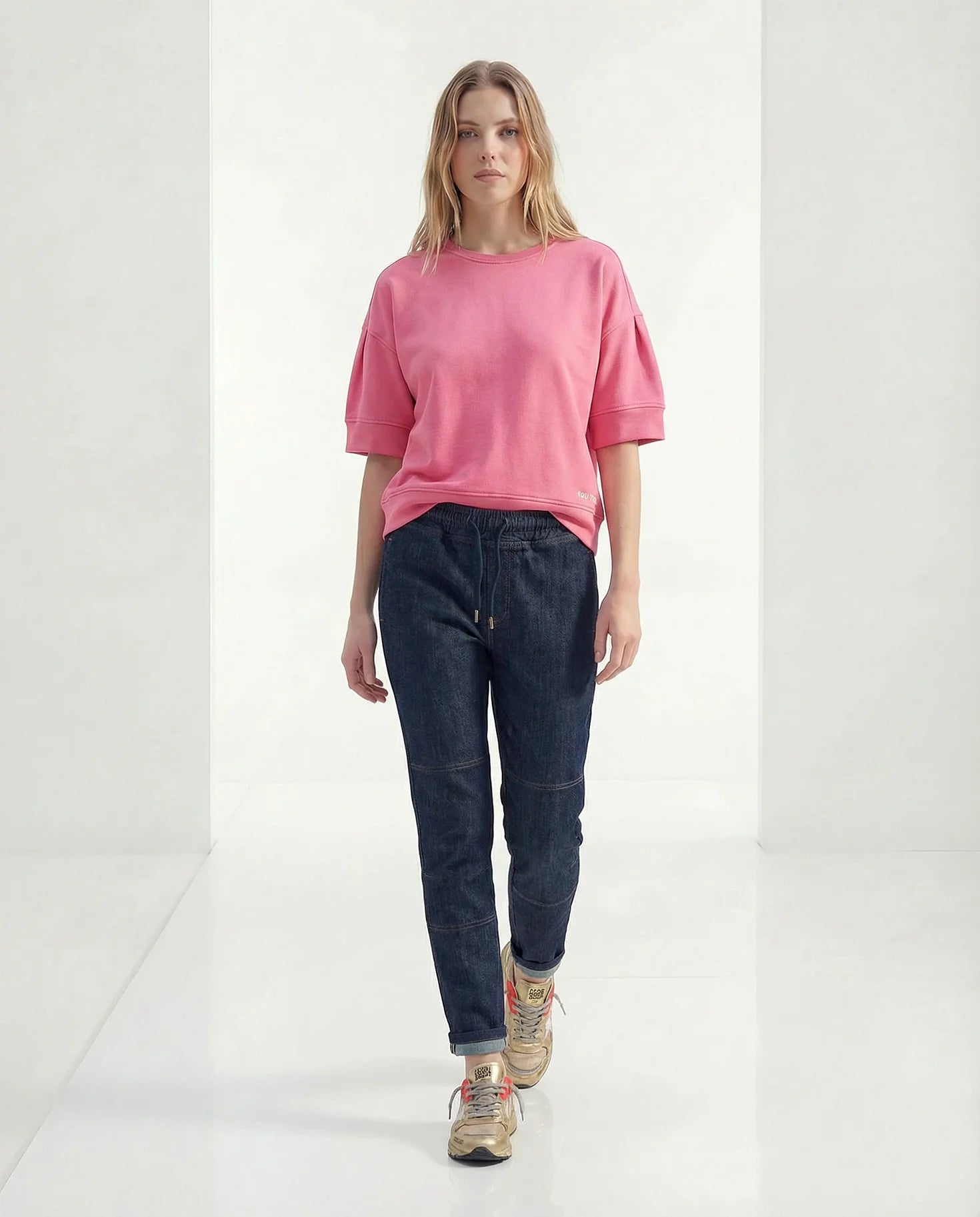 Lia Sweater YOU TOO in Pink, lässiger Look mit dunkler Jeans und goldenen Sneakers #farbe_pink
