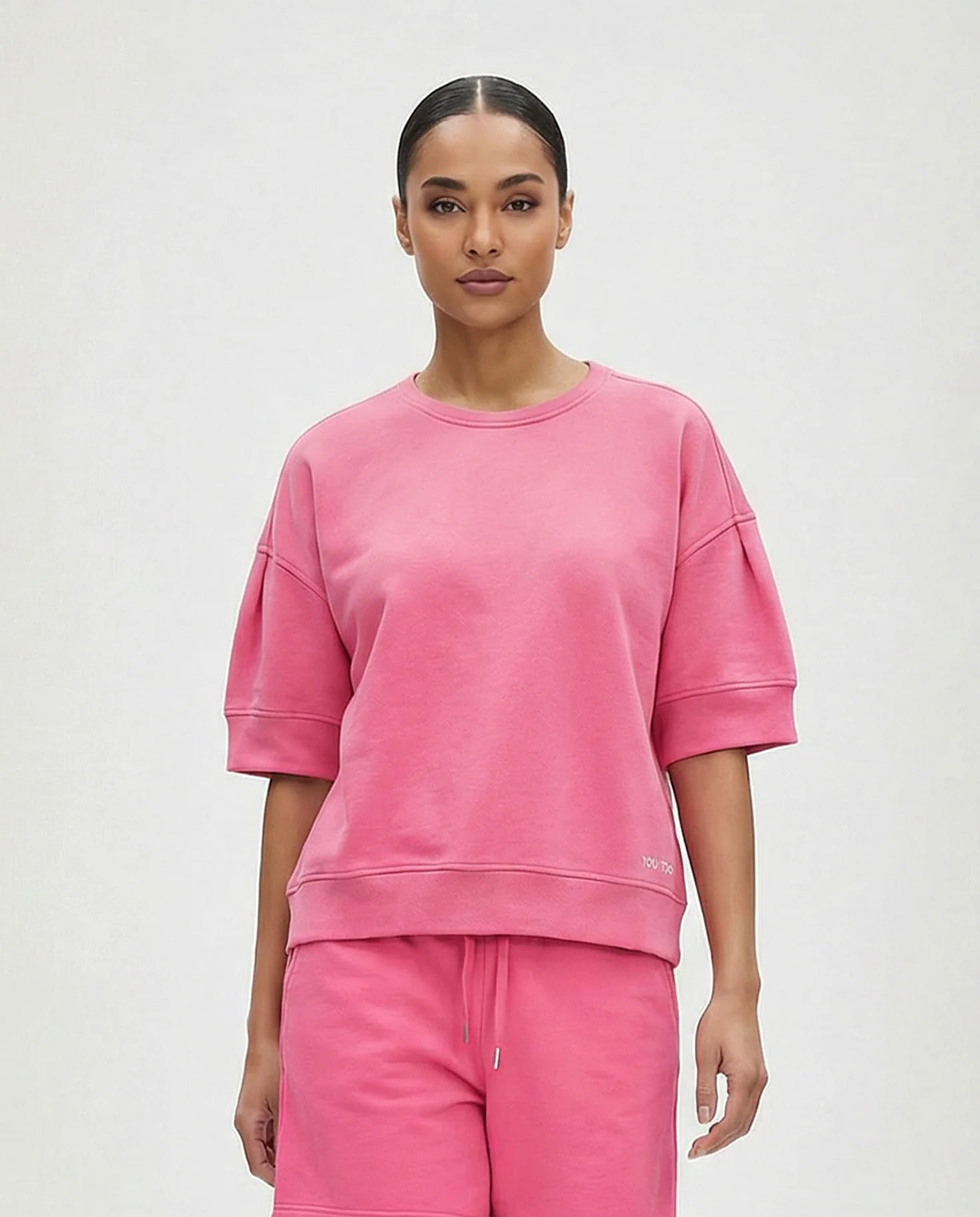 Lia Sweater YOU TOO in Pink, cropped Kurzarm-Sweatshirt mit Raglanärmeln, kombiniert mit pinker Shorts #farbe_pink