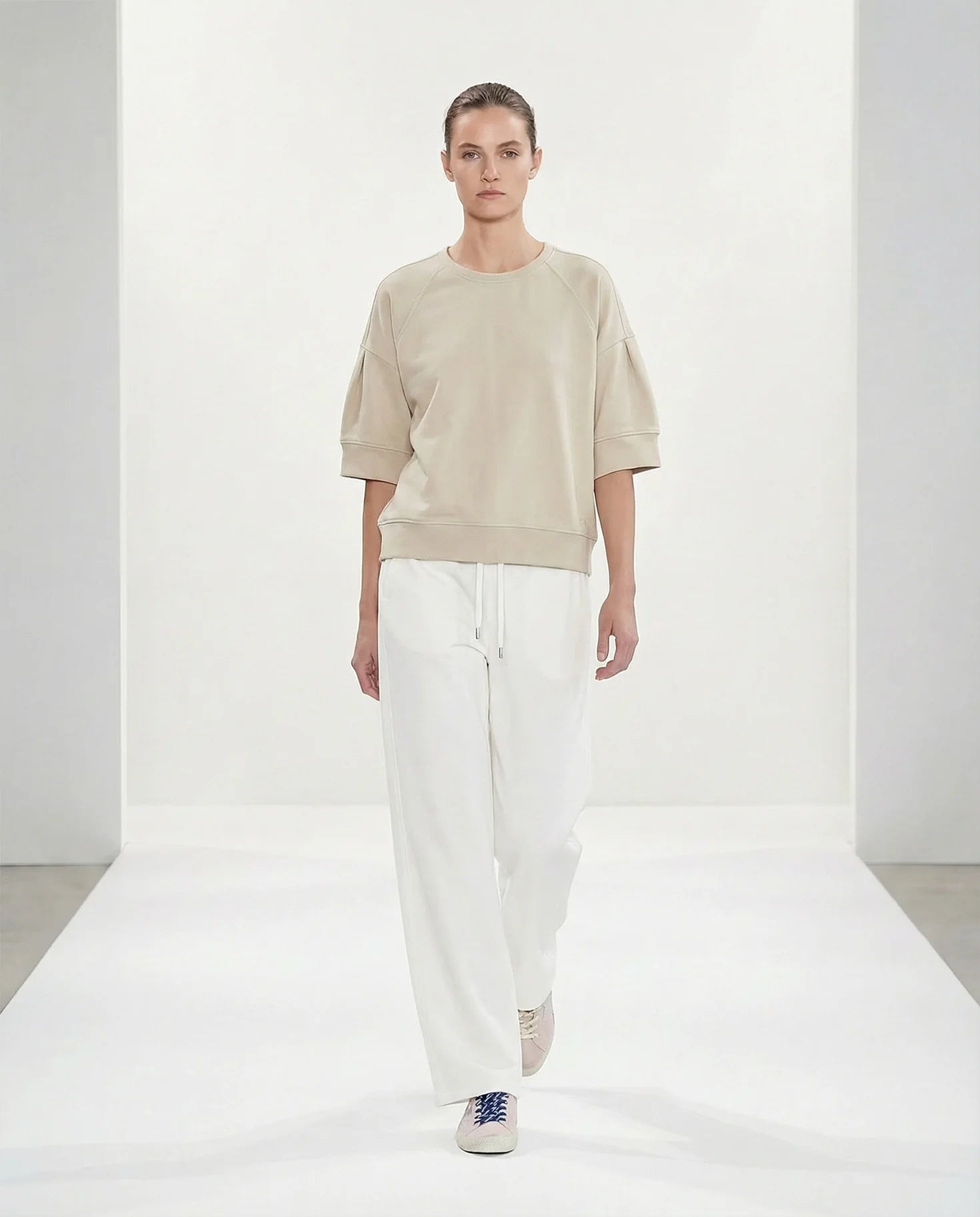 Lia Sweater YOU TOO in Sand, Kurzarm-Sweatshirt mit Raglanärmeln und Rundhalsausschnitt, kombiniert mit weißer Hose #farbe_Sand