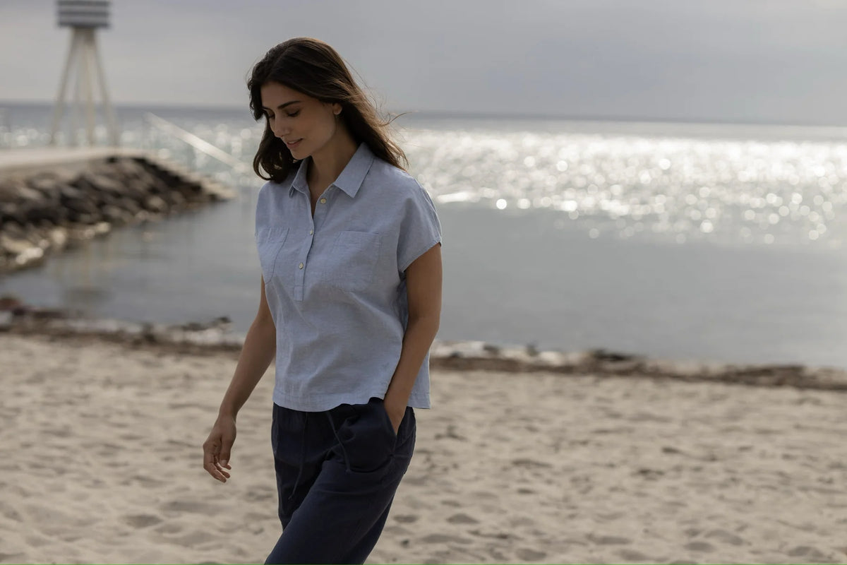 Luca Leinen Hose in Dusty Navy, Tragebild-Ausschnitt kombiniert mit hellblauer Bluse #farbe_ dusty navy