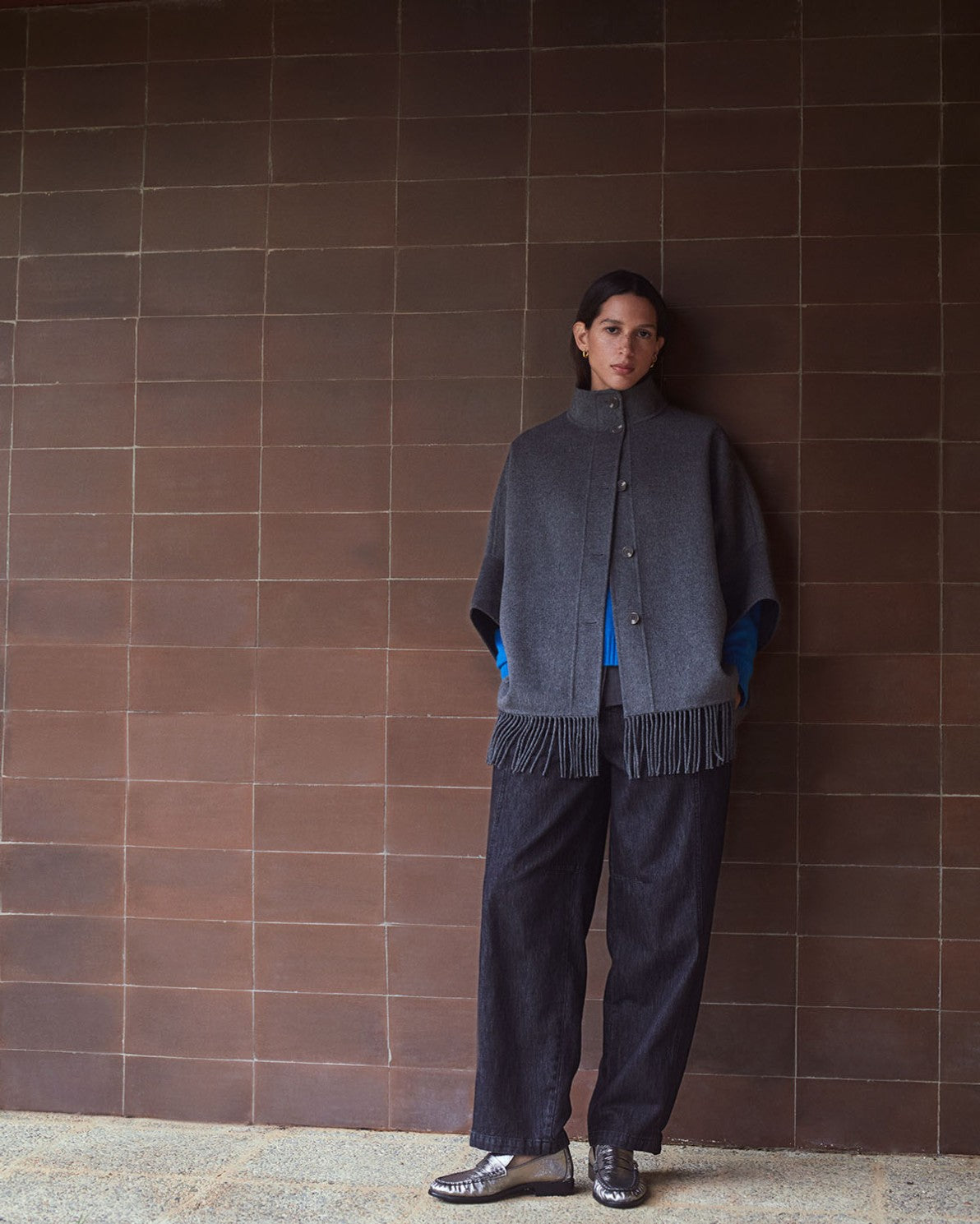 Cape aus Wollmix – Detailansicht Stoff in Grau #farbe_grau