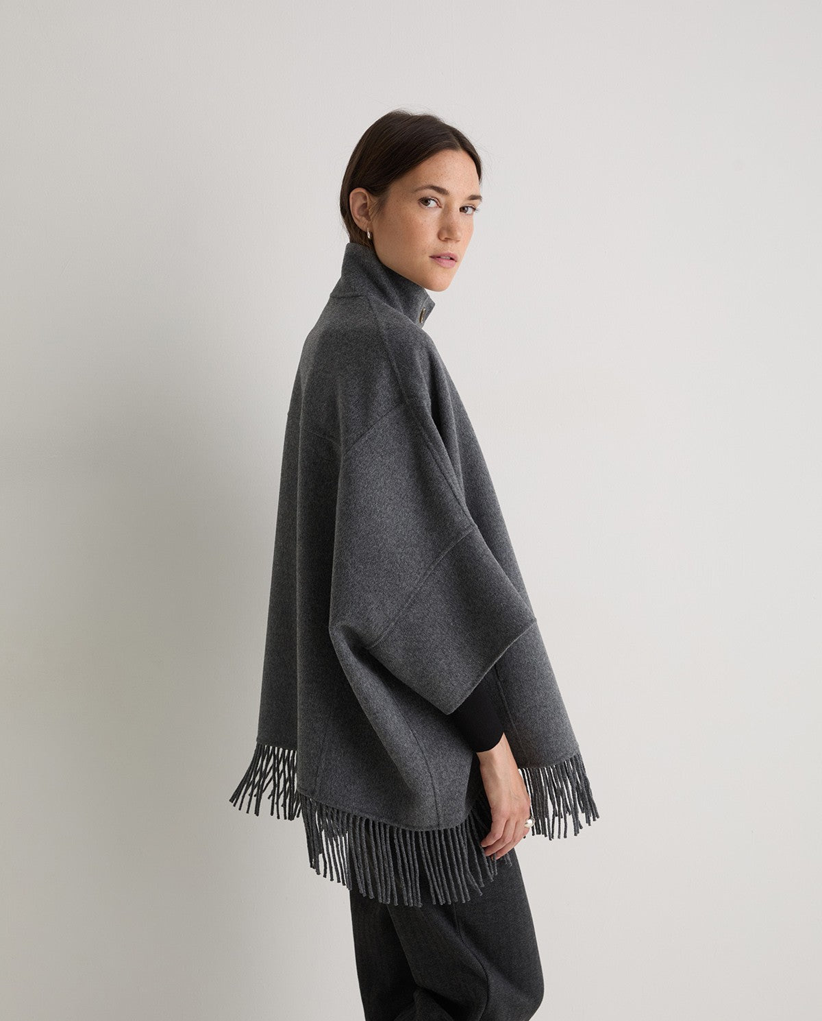Cape aus Wollmix – Detailaufnahme in Grau #farbe_grau