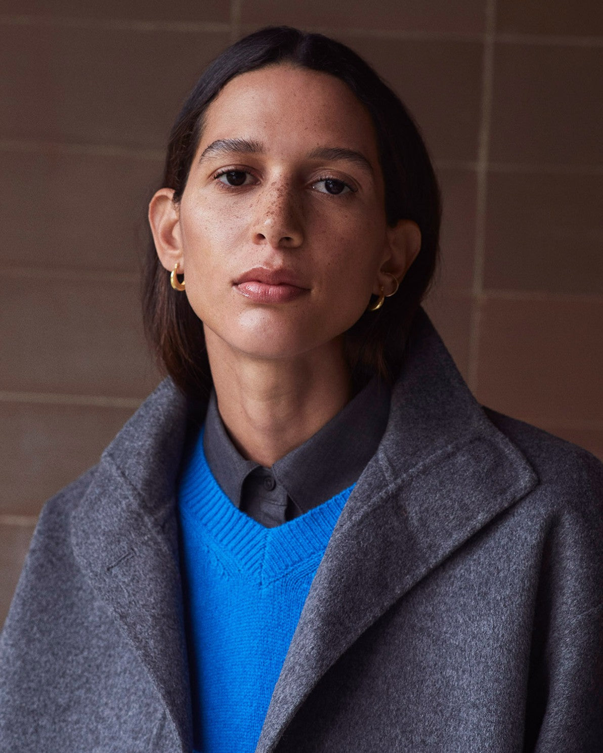 Cape aus Wollmix in Grau – Ansicht von vorne myloook #farbe_grau