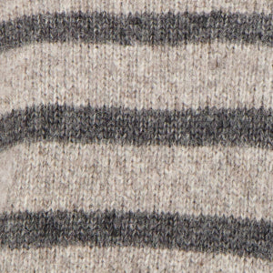 GIVRE Crew Neck Sweater, Detailaufnahme des Alpaka-Stricks mit anthraziten Streifen auf beigem Grund