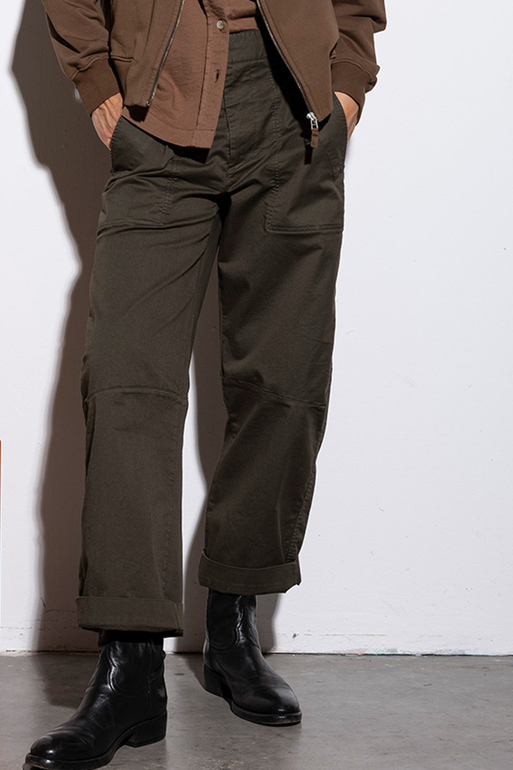Frau trägt Hose Farbe Moos Frontansicht #farbe_moss