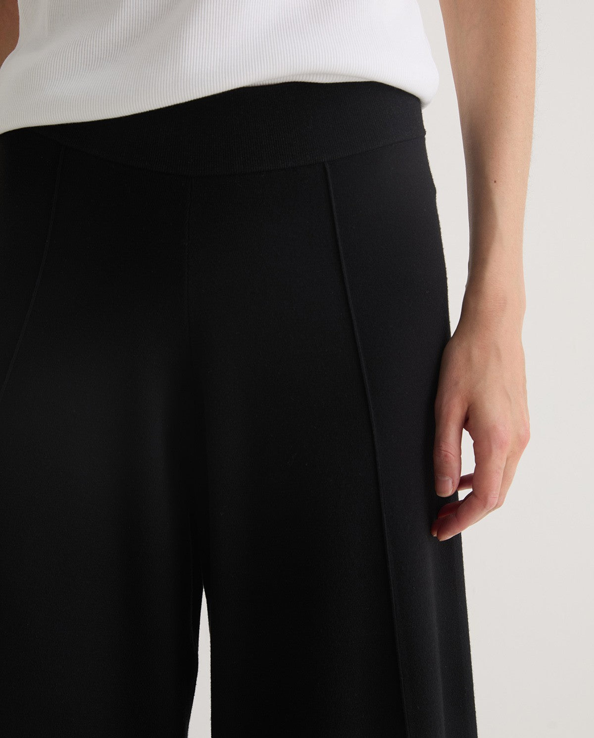 Culotte aus Viskose – Halbnahaufnahme in Schwarz #farbe_schwarz