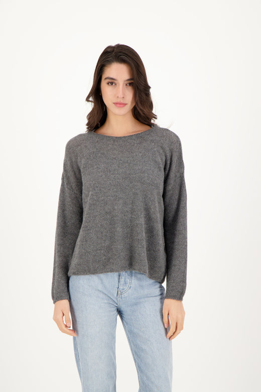 GWENN Large Sweater in Dark Grey, Frontansicht am Model, weiter Schnitt mit Rundhalsausschnitt und langen Ärmeln, kombiniert mit heller Jeans #farbe_dark grey