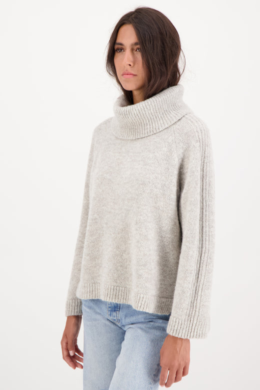 BLEUENN Rollkragenpullover in Light Grey, Seitenansicht am Model, Rippenstrickbündchen an Ärmeln und Saum #farbe_light grey
