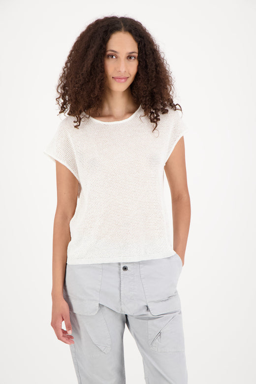 ELLA Leinen Strickpullunder in Weiß, Frontansicht am Model mit hellgrauer Cargo-Hose, lockere Passform #farbe_weiß