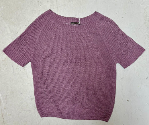 ELODIE Ribb Sweater in Lavendel, Produktaufnahme liegend, Rippenstrick und Rundhalsausschnitt sichtbar #farbe_lavendel
