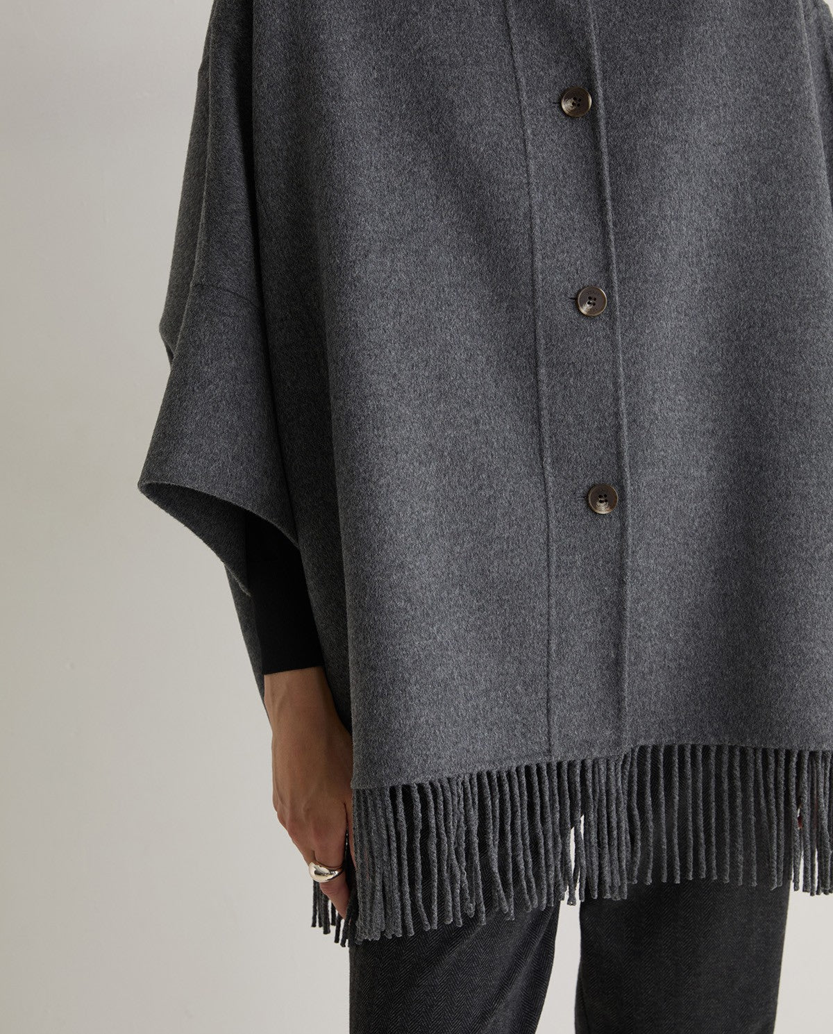 Cape aus Wollmix – Halbnahaufnahme in Grau #farbe_grau