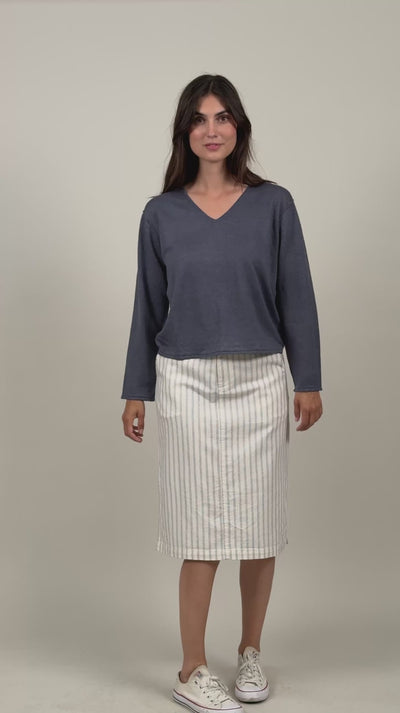 Frau trägt blauen dünnen Leinen Pullover mit V-Ausschnitt #farbe_dusty navy