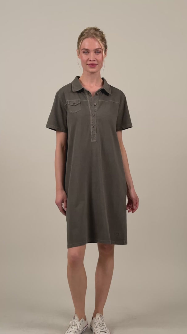 Frau trägt das Louise Polo Kleid in Coffee #farbe_coffee