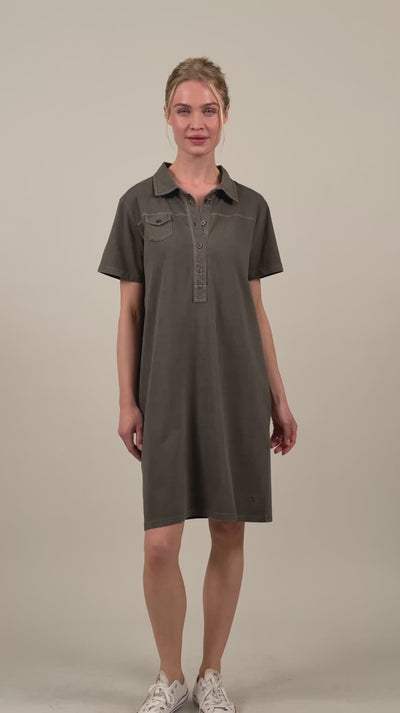 Frau trägt das Louise Polo Kleid in Coffee #farbe_coffee