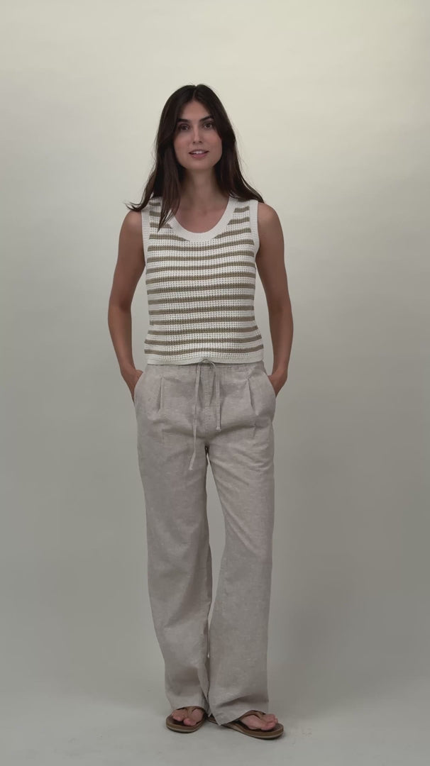 Frau trägt gestreiftes Stricktop Frontansicht #farbe_creme-camel gestreift