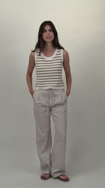 Frau trägt gestreiftes Stricktop Frontansicht #farbe_creme-camel gestreift
